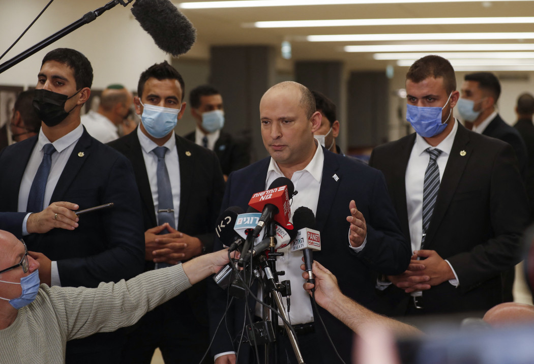 Naftáli Bennett miniszterelnök tart sajtótájékoztatót a költségvetés elfogadása után – Fotó: Hmad Gharabli / AFP