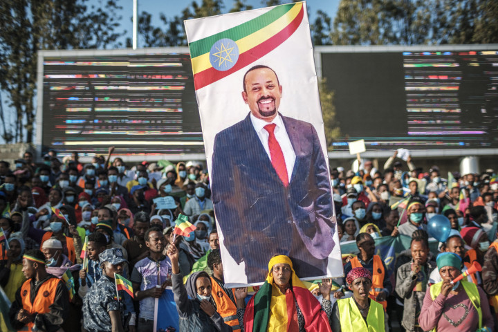 Abij Ahmed miniszterelnök portréja a kormány és az Etióp Nemzetvédelmi Erők mellett tüntetők transzparensén Addisz-Abebában 2021. november 7-én – Fotó: Eduardo Soteras / AFP