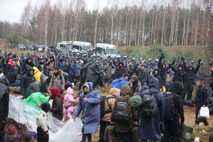 Menekültek a belarusz–lengyel határon november 8-án – Fotó: Leonid Shcheglov / BELTA / AFP