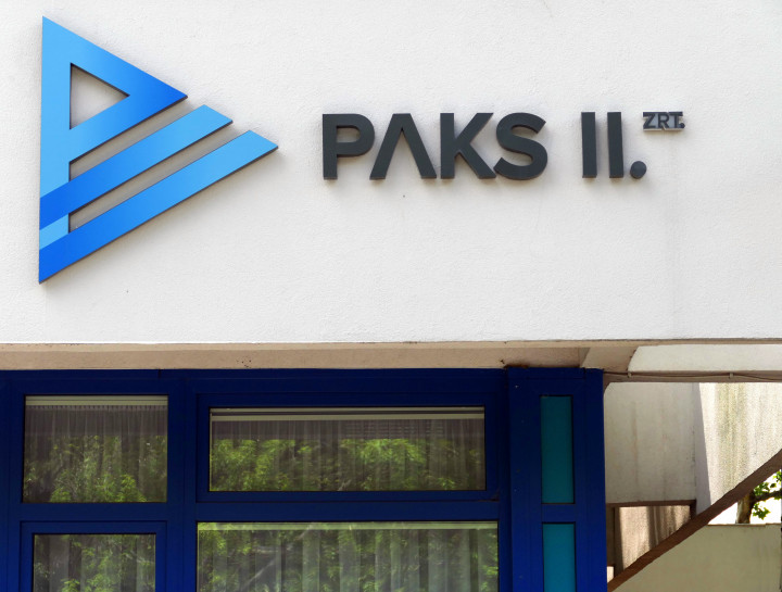 A Paksi Atomerőmű bővítésére létrejött Paks II. Zrt. új logója irodaháza homlokzatán a város modern negyedében – Fotó: Jászai Csaba / MTI