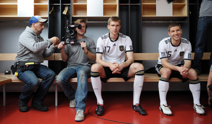 Thomas Hitzlsperger (jobbra) a német válogatott tagjaként csapattársával, Per Mertesackerrel közösen ad interjút a 2010-es világbajnokságra készülve – Fotó: Markus Gilliar / AFP