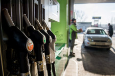 A piacot torzítja, de a Molt és a benzinkutakat nem fogja földhöz vágni a benzinár befagyasztása