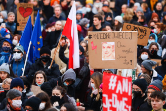 Elutasították a fideszes EP-képviselők, hogy a lengyel nők más országokban ingyen hozzáférhessenek az abortuszhoz