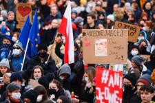 Elutasították a fideszes EP-képviselők, hogy a lengyel nők más országokban ingyen hozzáférhessenek az abortuszhoz