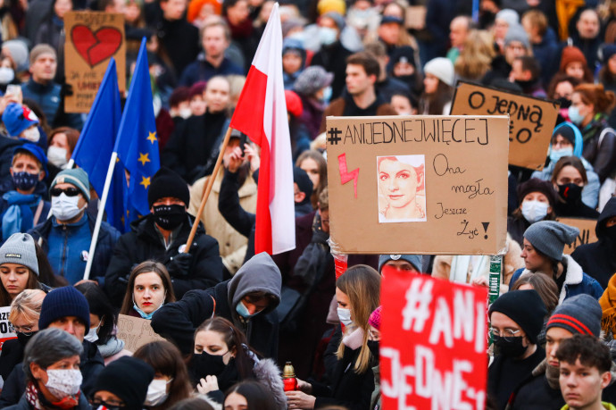 Tüntetés Krakkóban november 7-én az abortusztilalom ellen – Fotó: Beata Zawrzel / NurPhoto via AFP