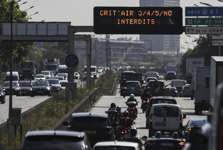 Tájékoztaó tábla a párizsi körgyűrűn, amelyen jelzik, hogy melyik Crit'air levegőminőségi tanúsítvánnyal ellátott járművek nem közelekedhetnek az adott útszakaszon – Fotó: Alain Jocard / AFP