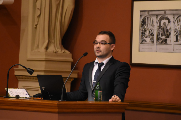 Szanyi Szabolcs előadást tart a Magyar Tudományos Akadémia rendezvényén – Fotó: MTA