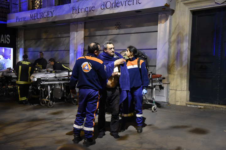 Daniel Psenny a terrotámadás éjszakáján, miután a mentősök elátták a sérülését – Fotó: Miguel Medina / AFP
