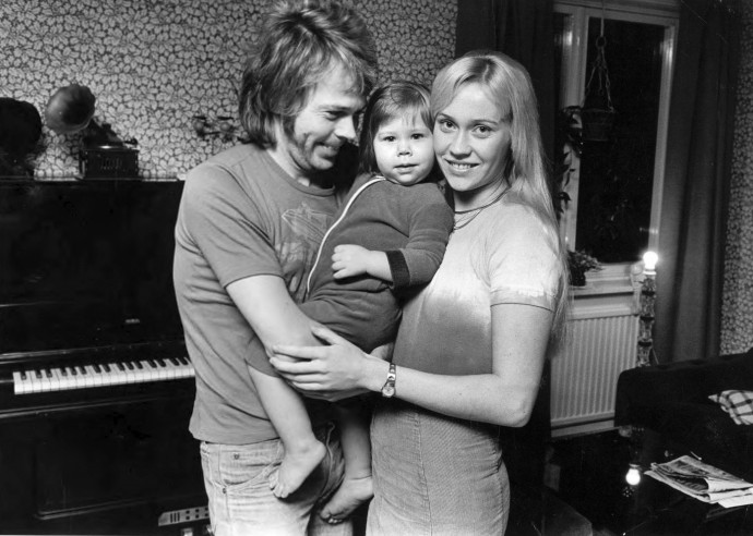 Björn és Agnetha a lányukkal 1974-ben, stockholmi otthonukban – Fotó: Jacob Forsell / Expressen / TT News Agency / AFP