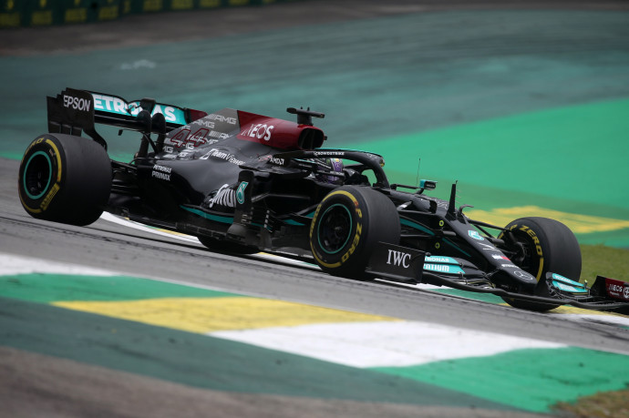 F1: Hamilton nyerte a brazil időmérőt, de a rajtbüntetése még bekavarhat