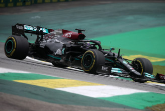 F1: Hamilton nyerte a brazil időmérőt, de a rajtbüntetése még bekavarhat