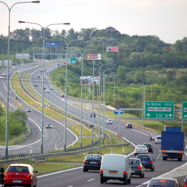 Az új cseh kormány 150 km/h-ra emelheti egyes autópályákon a megengedett sebességet