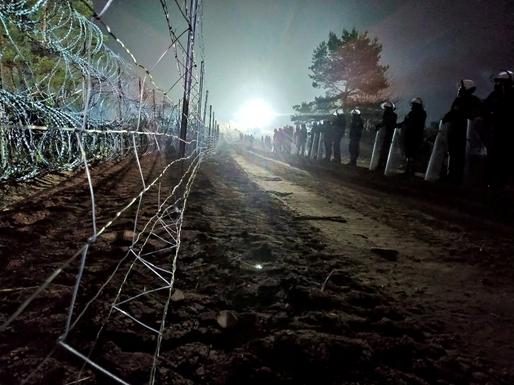 Szombat éjszaka is folyamatos volt a katonai készültség a lengyel-belarusz határon – Fotó: Policja Podlaska / REUTERS