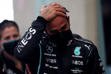 Hamiltont kizárták a Brazil GP időmérőjéről, csak a mezőny végéről rajtolhat, Verstappen komoly pénzbüntetéssel megúszta
