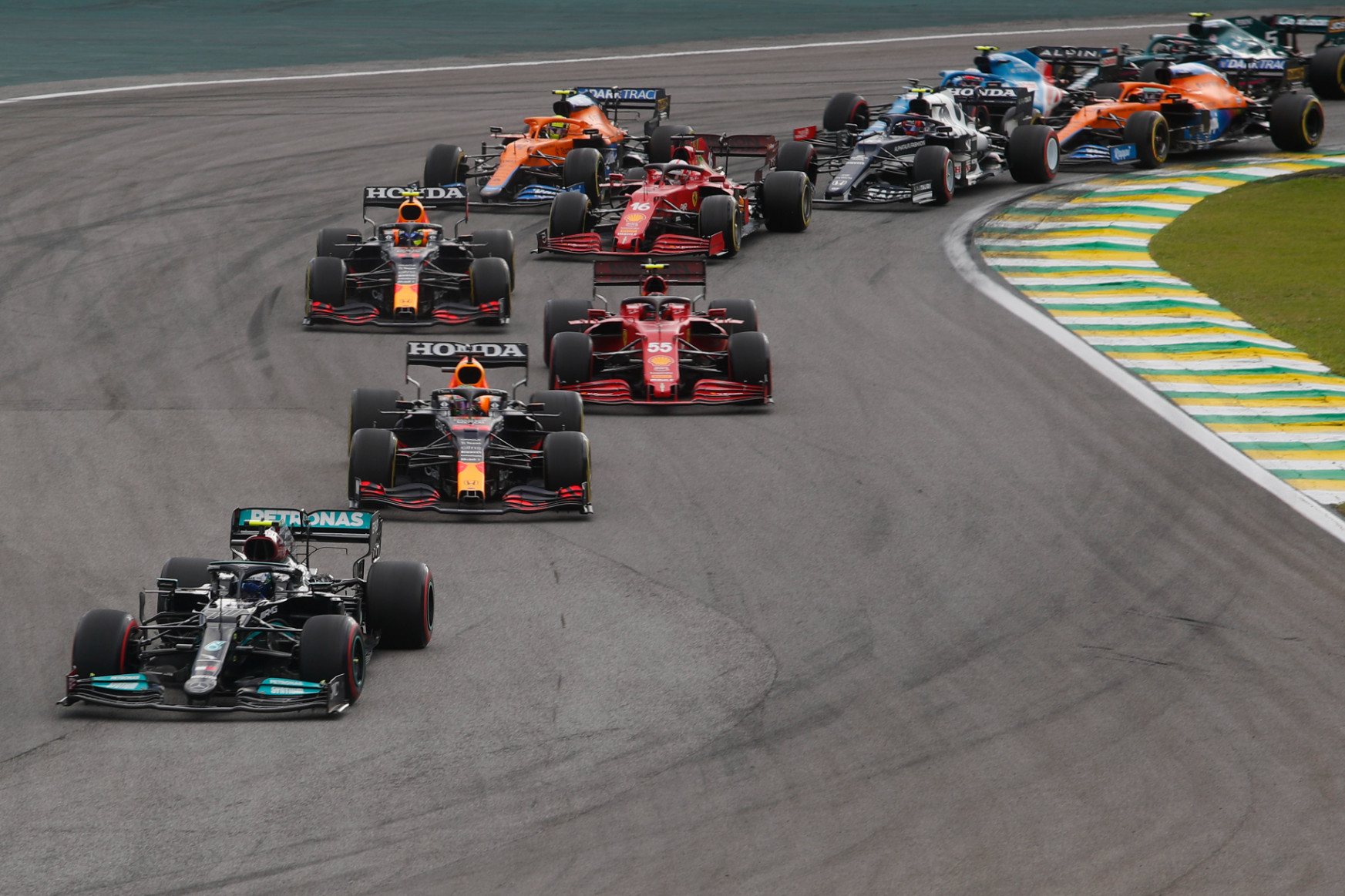 F1: Bottasé a brazil sprintfutam, Hamilton a mezőny végéről az ötödik