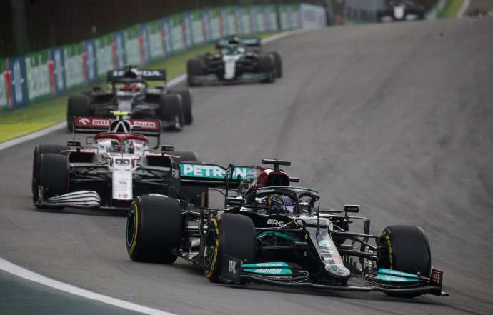 Lewis Hamilton 24 kör alatt 15 helyet javított – Fotó: Ricardo Moraes / Reuters