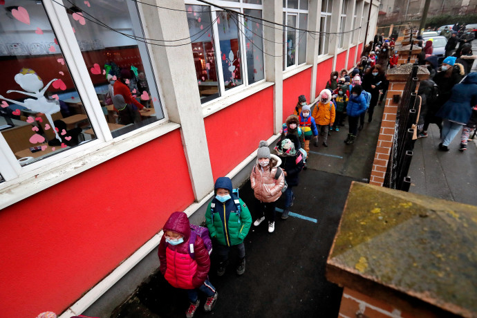 Több mint 1100 romániai oktatási intézményben egyetlen beoltott alkalmazott sincs