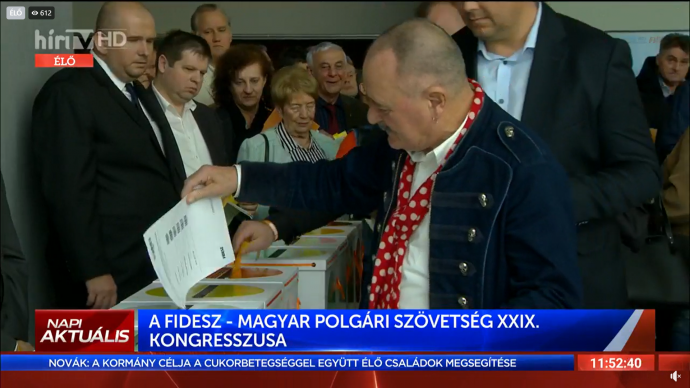 Nagy Feró szavaz a Fidesz kongresszusán – Fotó: Hír Tv Facebook-oldala
