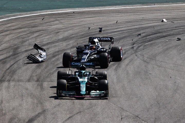 Volt bőven törmelék Lance Stroll (elöl) és Cunoda Juki (hátul) ütközése után – Mark Thompson / Getty Images