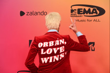 „Orbán, love wins!” – állt az MTV-gála egyik vendégének ruháján