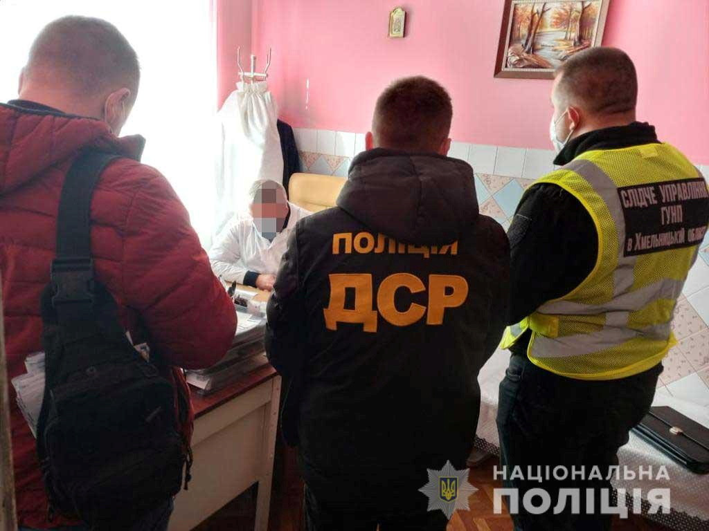 Rendőrök egy hmelnickiji háziorvosnál, miközben oltási igazolások hamisításának ügyében nyomoznak 2021. október 26-án – Fotó: Ukrán rendőrség / Reuters