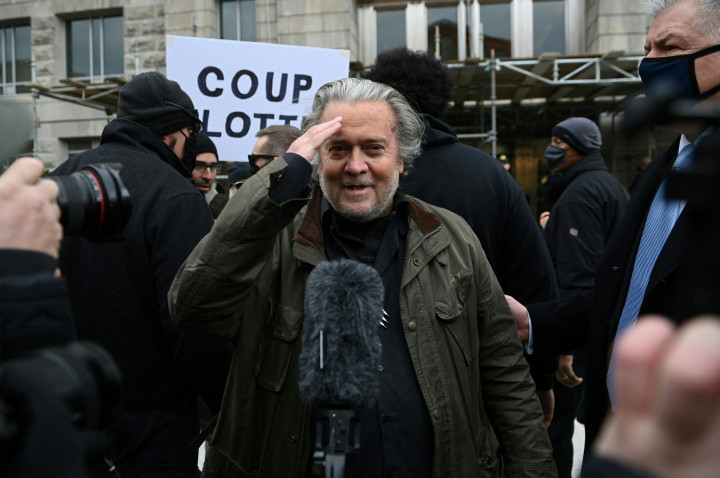 Steve Bannon az FBI washingtoni kirendeltsége előtt 2021. november 15-én – Fotó: BRENDAN SMIALOWSKI / AFP