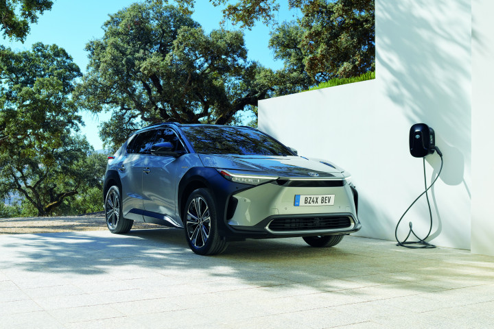 A Toyota bZ4X az alapvetően a benzinelektromos hibridautókkal rendkívül sikeres gyártó új villanyautója. Akár 450 km hatótáv, az akkumulátor 240 ezer kilométer után is megőrzi eredeti kapacitása kilencven százalékát – ígérik – Fotó: Toyota
