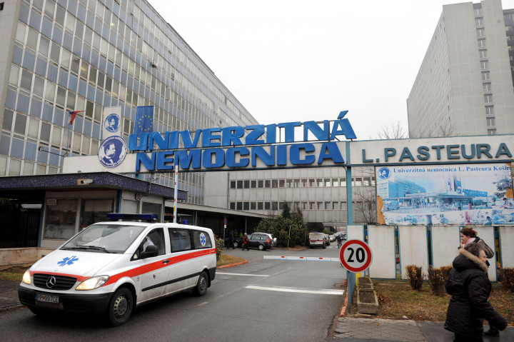 A Luis Pasteur Egyetemi Kórház főbejárata a kelet-szlovákiai Kassán – Fotó: Frantisek Iván / TASR / MTI