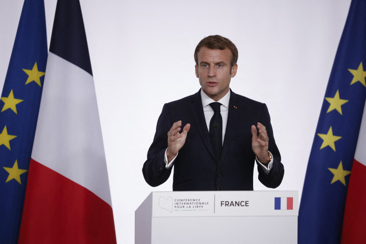 Emmanuel Macron francia elnök egy konferencián. Itt is látszik, hogy a háttérben egy sötétebb árnyalatú kék van a francia zászlón – Fotó: Yoan Valat / POOL / AFP