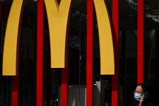 Betétdíjas poharakat kezdett adni a McDonald’s