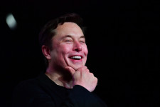 Újabb Tesla-részvényeket adott el Elon Musk, most majdnem egymillió darabot