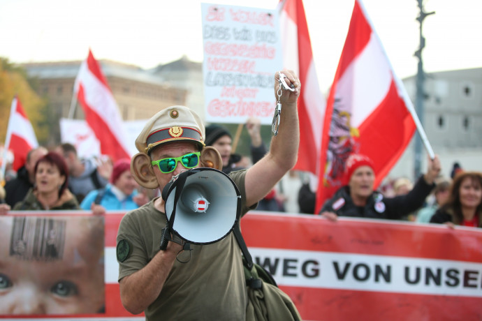 A járvány miatti korlátozások és a kormány intézkedései elleni tüntetők Bécsben 2021. október 26-án – Fotó: Askin Kiyagan / Anadolu Agency / Getty Images