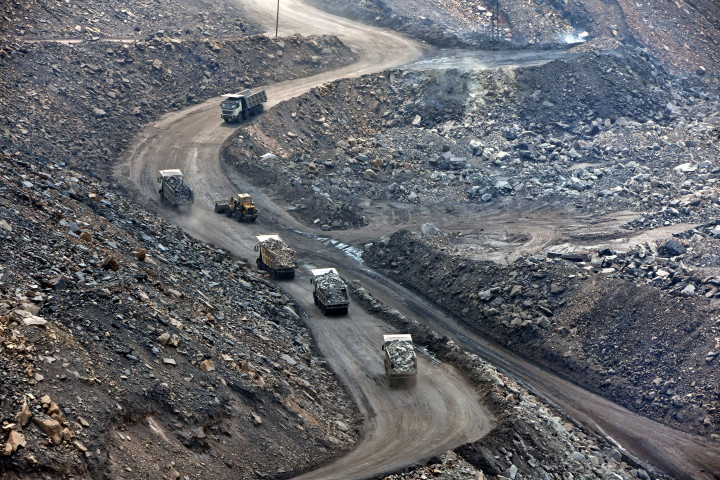 Teherautók az indiai Jharia szénmező egyik bányájában 2021. október 21-én – Fotó: Gautam Dey / AFP