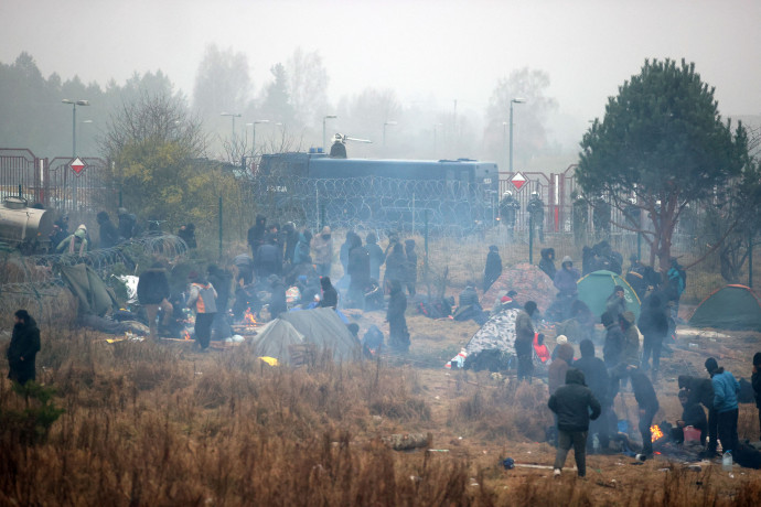 Elhagyják a menekültek a lengyel-belarusz határnál lévő egyik tábort