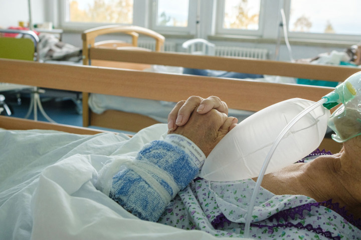 Légzéstámogatással ápolt beteg a Csíkszeredai Megyei Sürgősségi Kórház belgyógyászati osztályán október közepén – Fotó: Veres Nándor/MTI