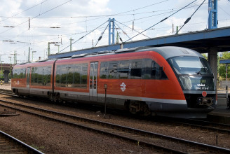 Egy ember lekéste a vonatot, utánadobta a mobilját, ami letörte a vezetőfülke tükrét: a kár közel 1 millió forint