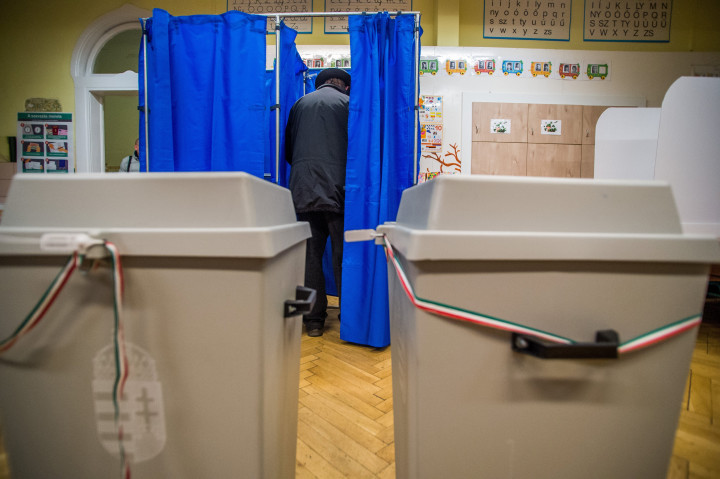 Szavazó adja le szavazatát 2018. április 8-án az országgyűlési választáson – Fotó: Balogh Zoltán / MTI