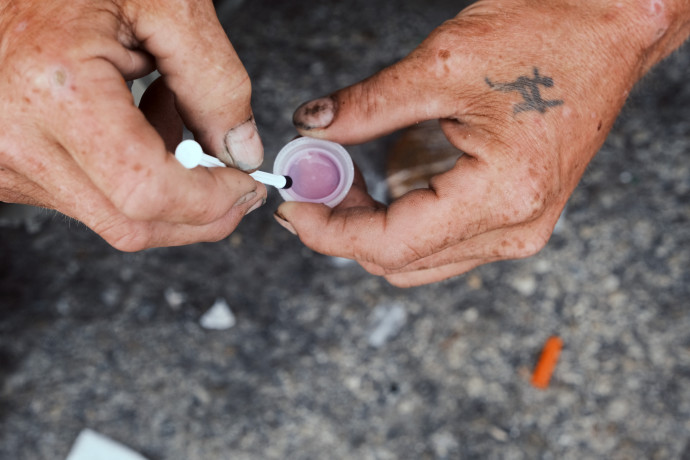 Egy philadelphiai szerhasználó heroint és fentanilt kever az utcán – Fotó: Spencer Platt/AFP