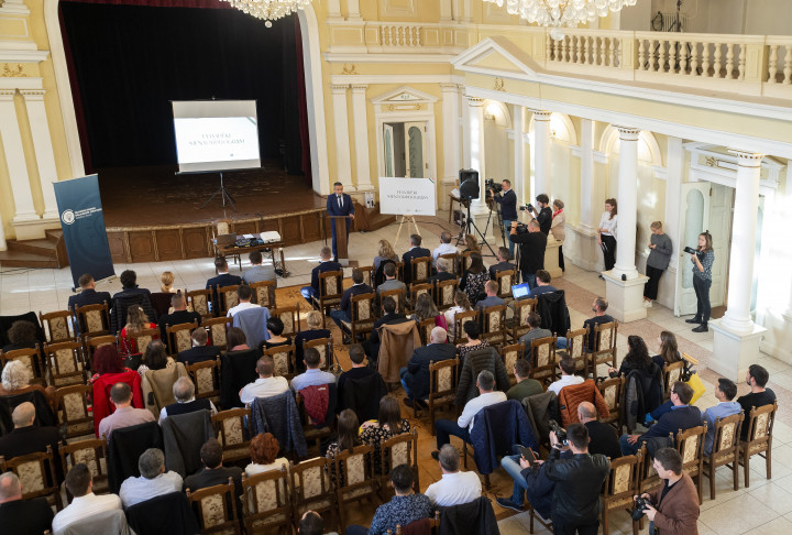 Potápi Árpád János, a Miniszterelnökség nemzetpolitikáért felelős államtitkára köszöntőt mond a Felvidéki Mentorprogram megnyitóján a révkomáromi tiszti pavilonban 2021. október 21-én. A rendezvény a Miniszterelnökség Nemzetpolitikai Államtitkársága, a Design Terminal és a Szlovákiai Magyar Vállalkozók Szövetsége együttműködésével jött létre – Fotó: Krizsán Csaba / MTI