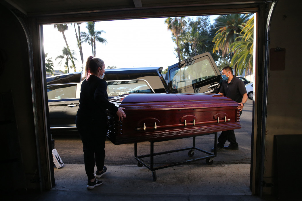 A koronavírus áldozatát szállítja egy temetkezési vállalkozó Kaliforniában 2021. januárban – Fotó: Mario Tama / Getty Images / AFP