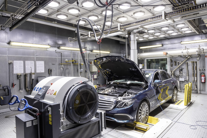 A Mercedes E osztály emissziómérésen – Fotó: Daimler