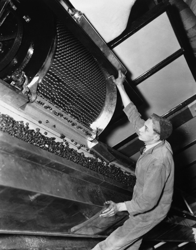 A Hershey's Kisses csokiját gyártja egy gép 1937-ben a cég üzemében – Fotó: Bettmann / Getty Images
