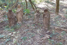 Út menti keresztek mellékalakjai lehettek az erdőben felbukkanó rejtélyes női szobrok
