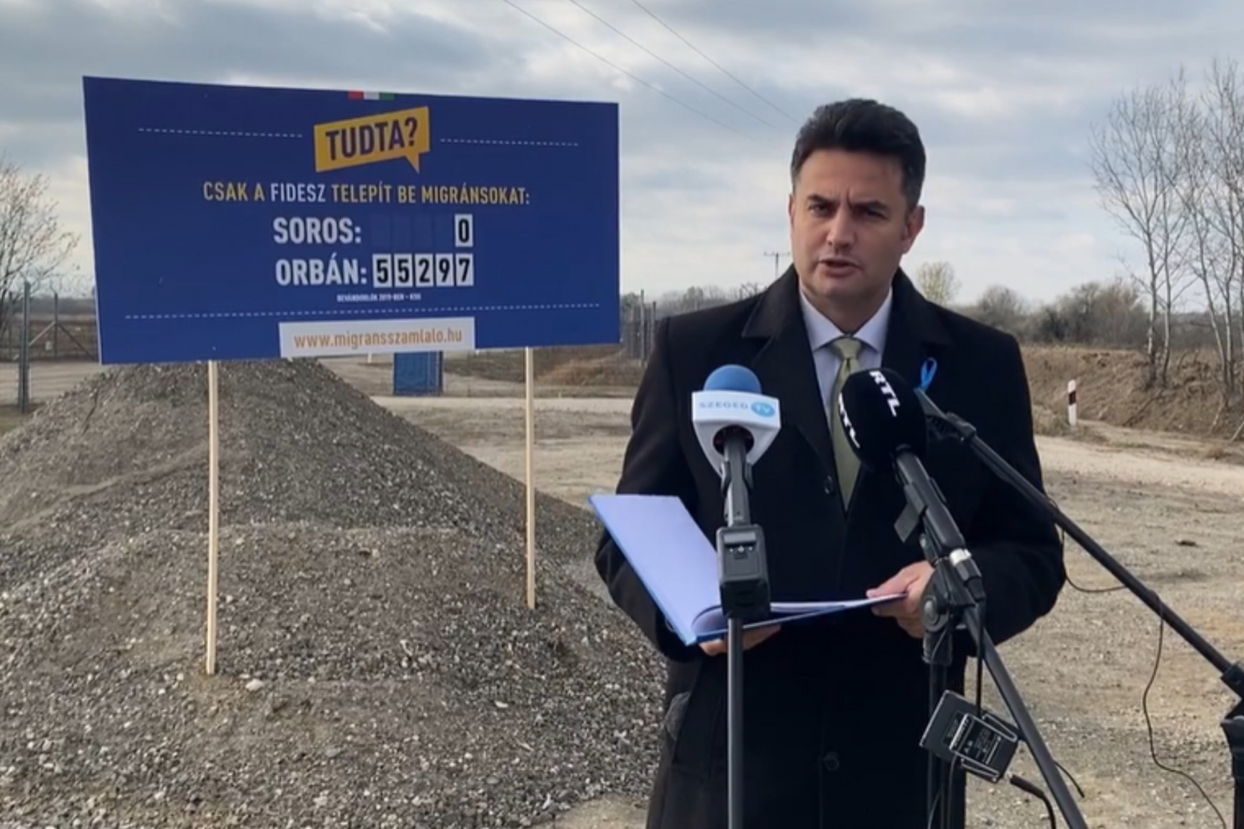 Hódmezővásárhely után a határkerítés mellett is felállította a migránsszámláló tábláját Márki-Zay, aki szerint csak a Fidesz telepít be migránsokat