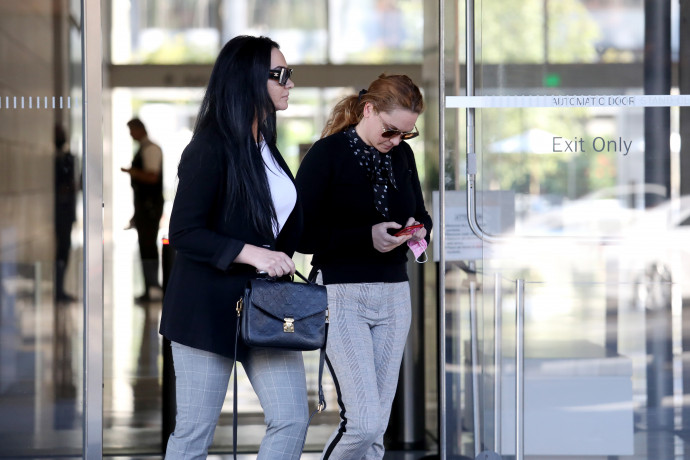 Marietta Terabelian (jobbra) a szövetségi bíróság ajtaján lép ki Los Angelesben 2021. június 25-én – Fotó: Gary Coronado / Los Angeles Times / Getty Images