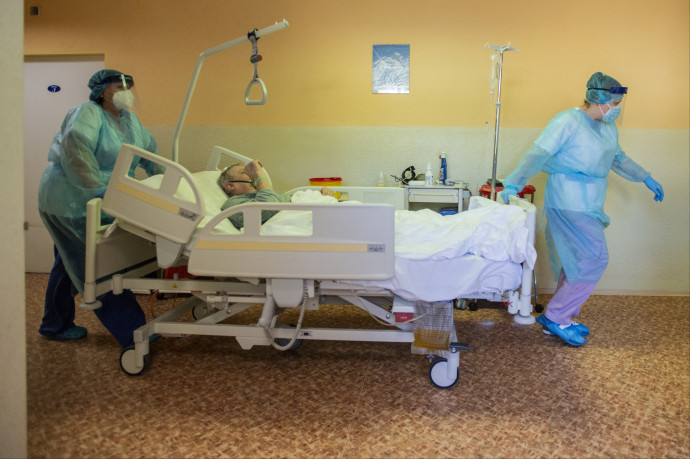 Szlovákiában megteltek a kórházak, hétfőtől az oltatlanokra szigorú kijárási korlátozás lép érvénybe