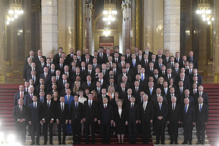 A Fidesz–KDNP frakciójának tagjai az Országház főlépcsőjén az Országgyűlés alakuló ülése előtt 2018. május 8-án – Fotó: Kovács Tamás / MTI