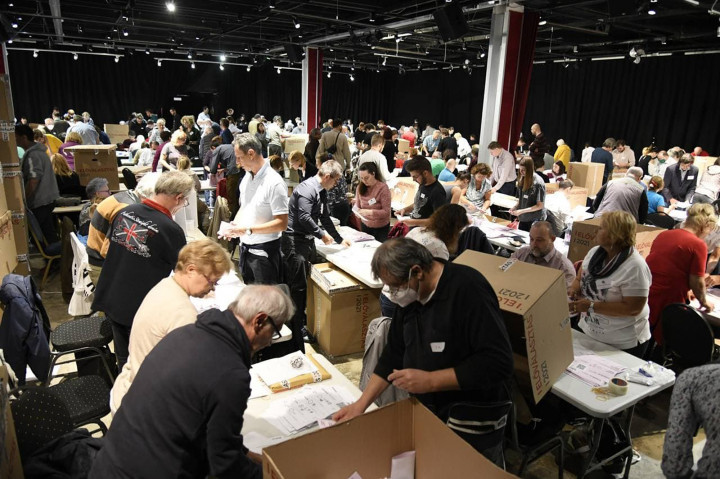 Szavazatokat számlálnak az ellenzéki előválasztás első fordulójában – Fotó: Országos Előválasztási Iroda