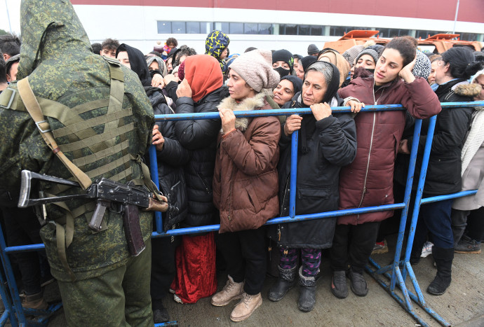 Menedékkérők Belarusz északnyugati határánál, Grodnóban, november 19-én – Fotó: Viktor Tolocsko / Sputnik / AFP