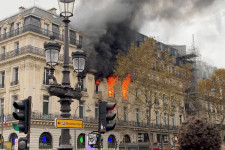 Tűz ütött ki Párizs belvárosában, az operaház közelében
